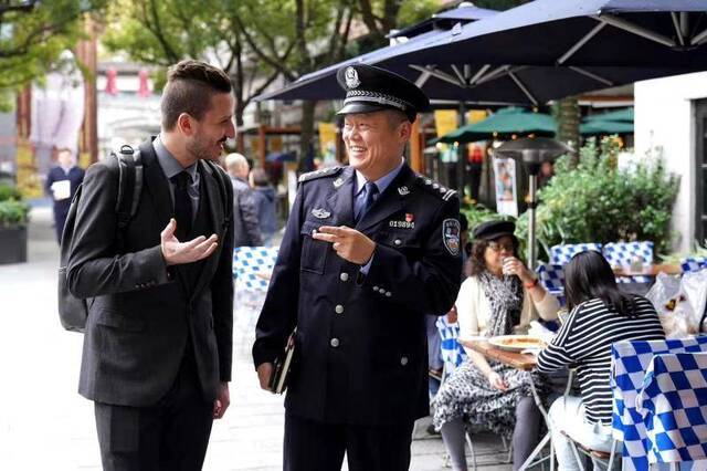 这位上海民警为何带着核酸检测结果接受采访？他用行动诠释着初心和使命