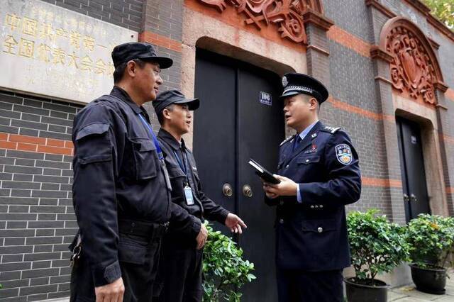 这位上海民警为何带着核酸检测结果接受采访？他用行动诠释着初心和使命