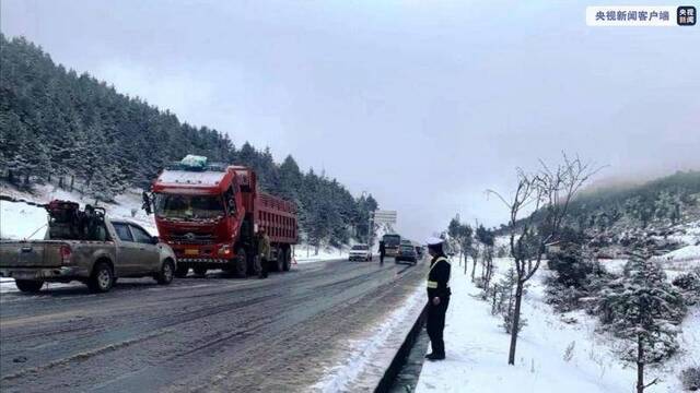 积雪、结冰、落石！云南迪庆部分道路交通中断