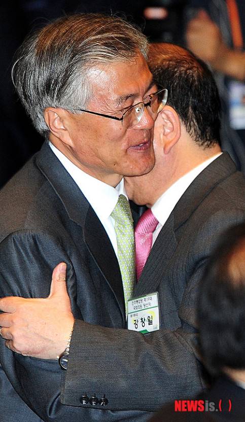 2012年，文在寅与姜昌一会面时拥抱（纽西斯通讯社）
