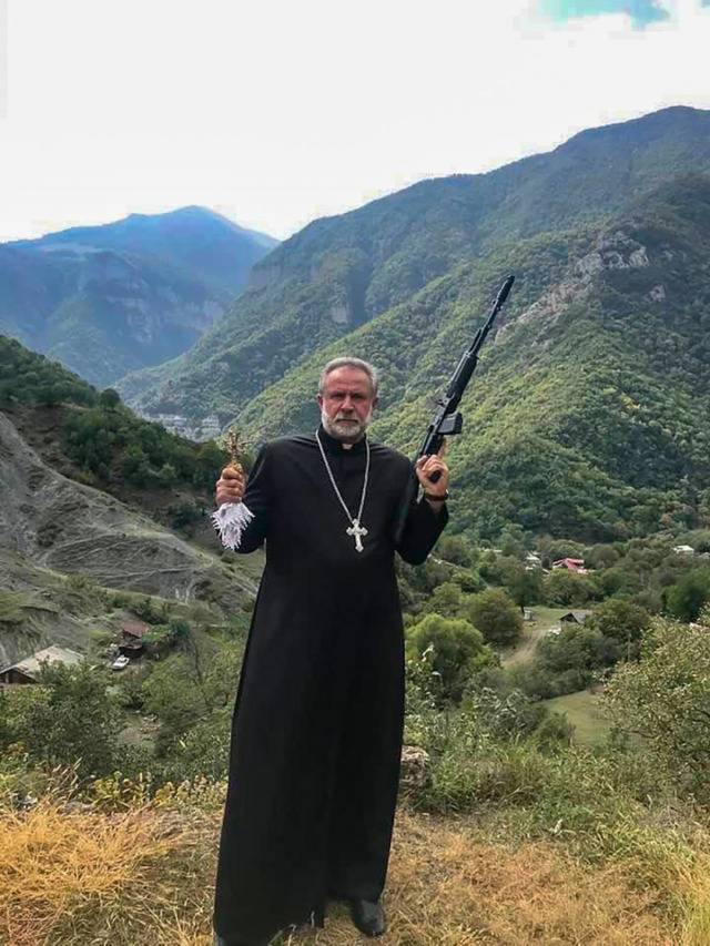 手持卡拉什尼科夫突击步枪的霍夫哈纳斯神父