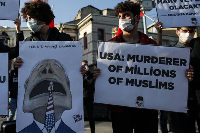 △17日，蓬佩奥访问伊斯坦布尔之际，数十名土耳其人抗议示威。图中左边示威者手中的标语为土耳其语，意为“只有一颗牙齿的怪物”，右边示威者手中的标语为“美国：谋杀数百万穆斯林的凶手”。图片来源：美联社。