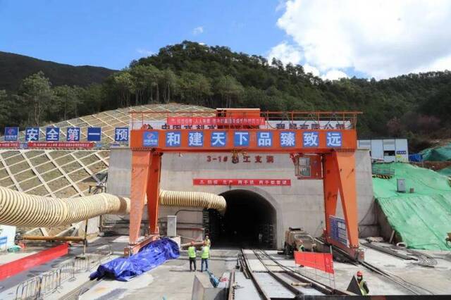 滇中引水工程香炉山隧洞3-1号施工支洞9月开挖进尺60.5米周双雄摄