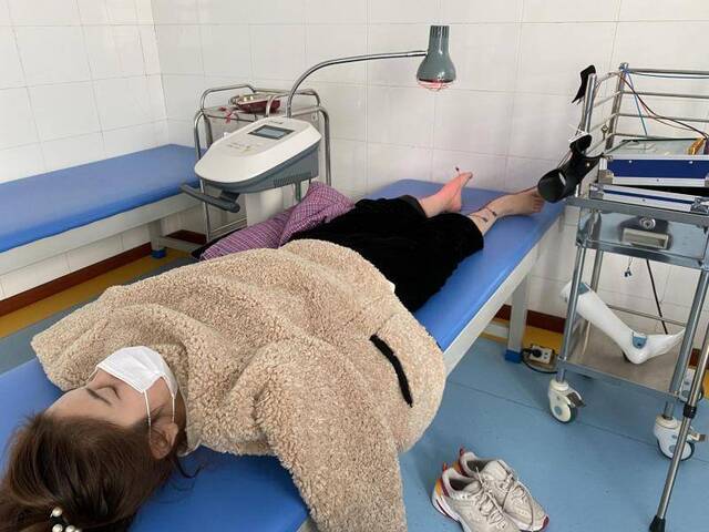 杨宁在医院做康复治疗，医生说未来她或许能脱拐，但步态难以恢复到和正常人一样。受访者提供