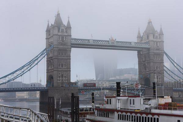 这是11月5日在英国伦敦拍摄的大雾笼罩下的伦敦塔桥。（新华社）