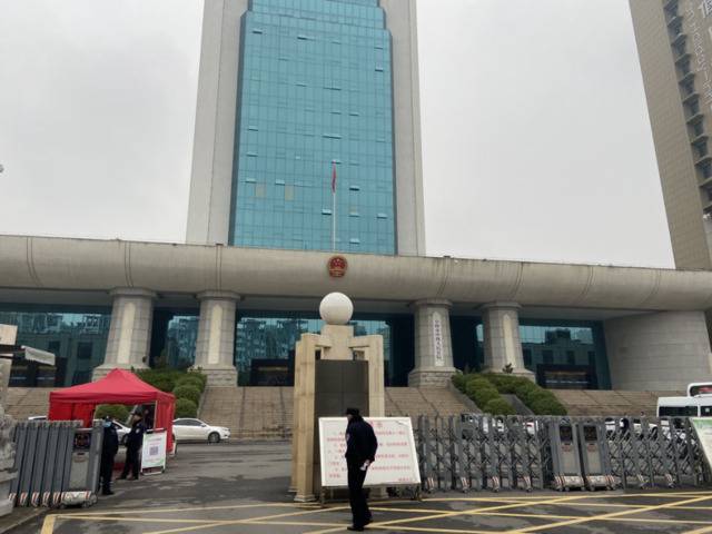 11月25日，安徽高院在阜阳中院开庭审理左德刚故意杀人再审一案。澎湃新闻记者王鑫图