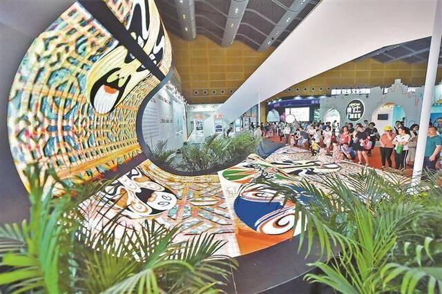 深圳自2004年确立“文化立市”战略以来，打造了文博会、读书月等全国知名的文化活动品牌。图为文博会上，曲面屏展示的大湾区文化吸引了众多市民前来观看。