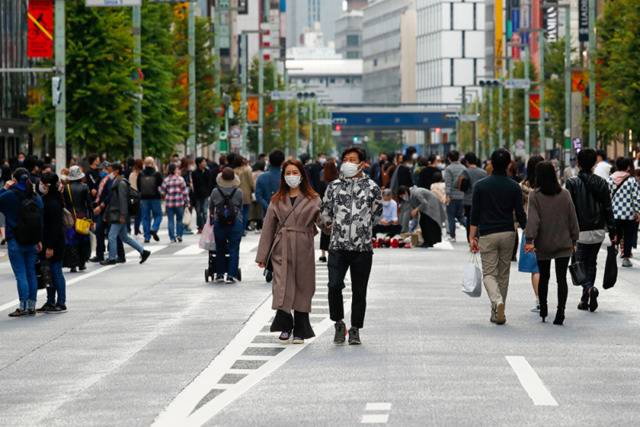 当地时间2020年11月8日，日本东京，民众在街道上行走。人民视觉资料图