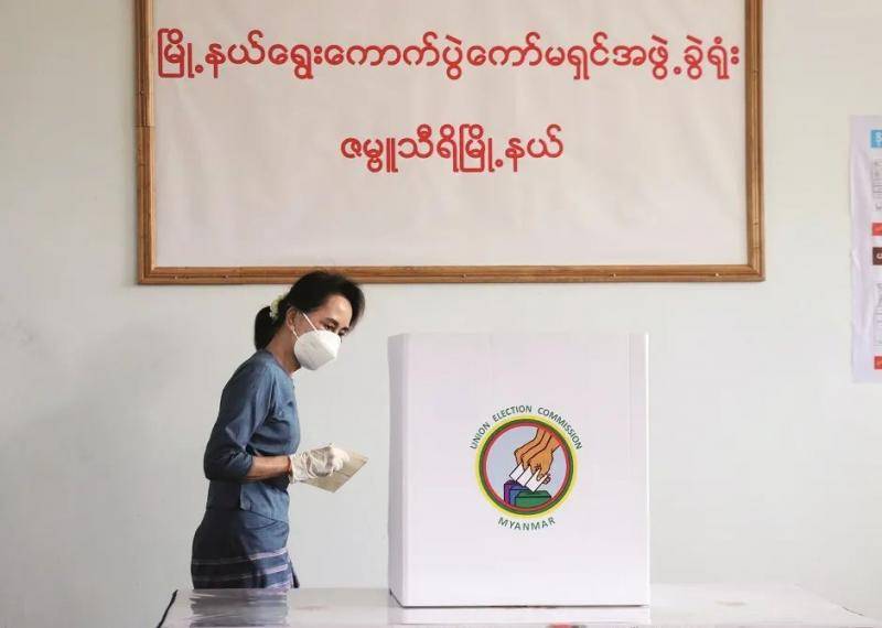 10月29日，昂山素季在缅甸内比都参加大选的提前投票。图/澎湃影像