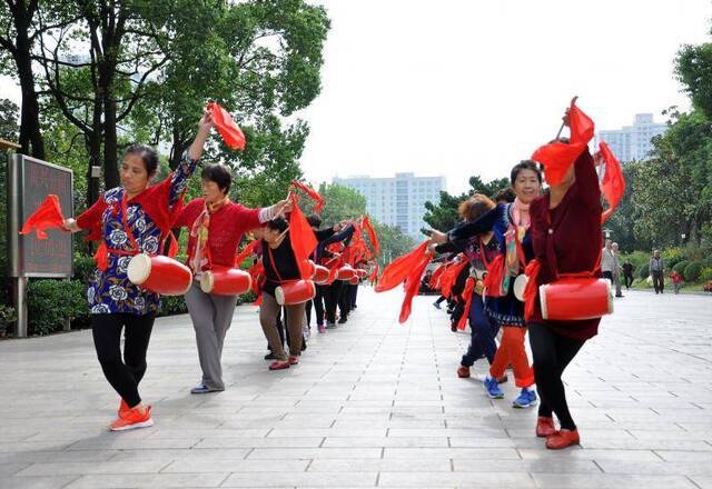 ▲退休政策调整，与一个国家的社保、就业、养老等多个系统息息相关，必须科学、审慎。资料图。图片来源：新京报网