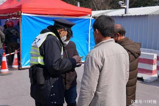 时代抛弃了我父母：“买智能手机的钱 我想留着买墓地”