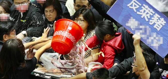 苏贞昌上发言台，国民党团拿猪内脏、猪皮泼在发言台上。图自中时新闻网