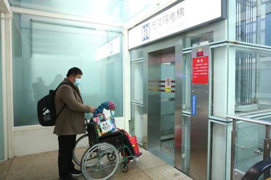北京南站设爱心窗口：可优先为老年旅客办理购票、改签等业务