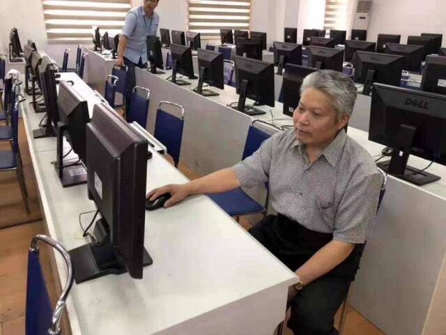 75岁参加考试的陈炳元。上海市司法局供图