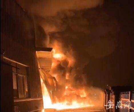 安徽六安一厂房突发大火过火面积达4600平方米，未造成人员伤亡
