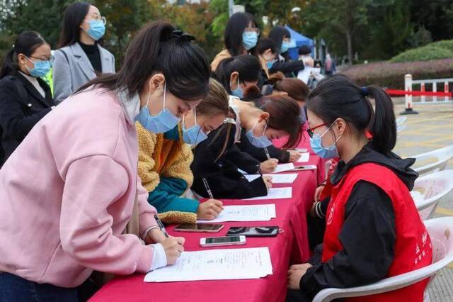 浙江省医药健康类专场招聘会在温州医科大学举行