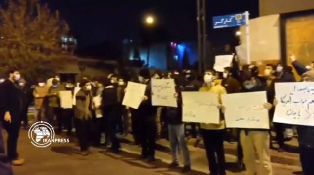 周六，伊朗最高国家安全委员会大楼前，示威者要求对暗杀伊朗核科学家的凶手进行报复。视频截图