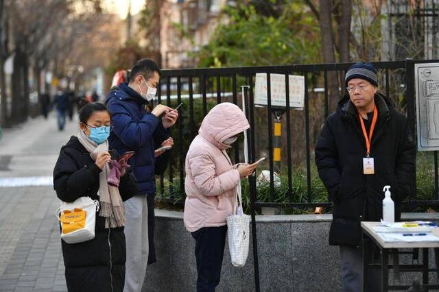 准备进场的考生正在扫码认证。新京报记者吴江摄