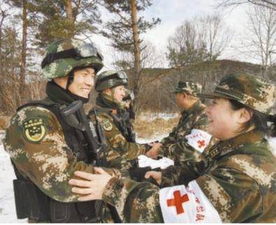 联合巡诊中，武警黑龙江总队医院医生杨敏、蒋东鹏在漠河北极村回访官兵。