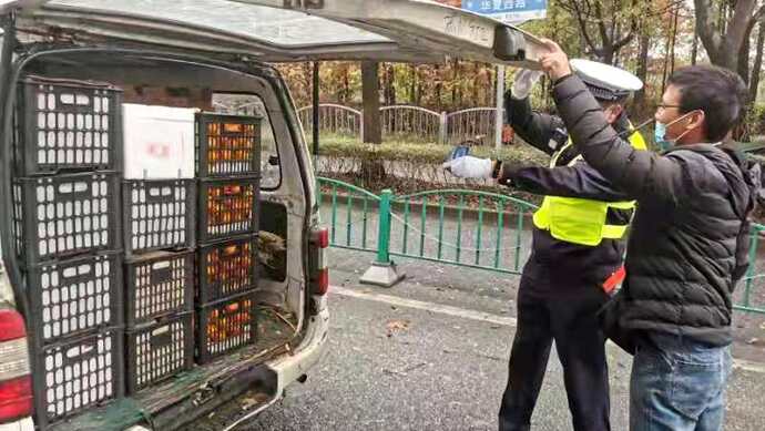 载客面包车塞满水果，轮胎都压瘪了……上海警方严查客载货及非法改装违法行为
