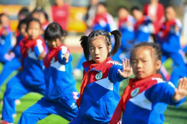 一所学校的孩子在上“功夫体育课”陈泽国摄