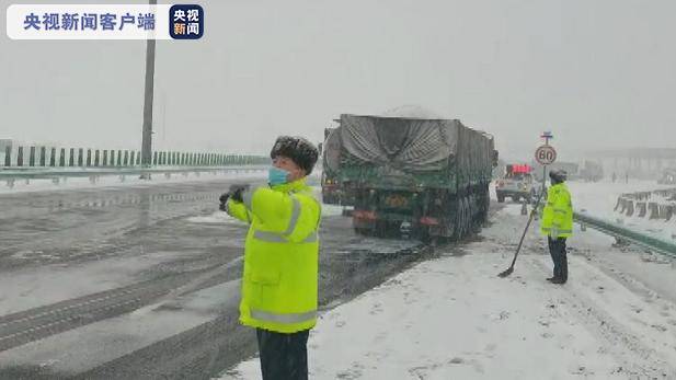 “人停车不停”乌鲁木齐迎大雪天气 工作人员彻夜清雪