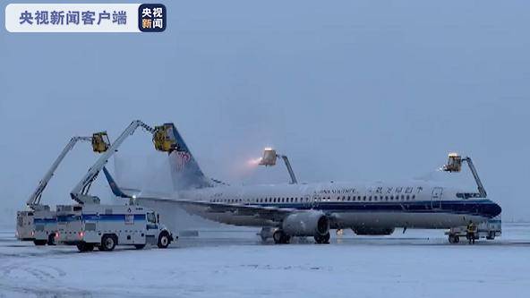 “人停车不停”乌鲁木齐迎大雪天气 工作人员彻夜清雪