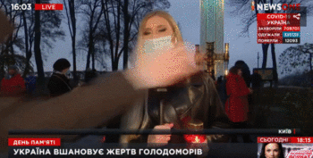 乌克兰女记者直播遇袭 被陌生男子抢话筒、推搡威胁