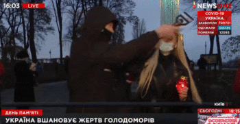 乌克兰女记者直播遇袭 被陌生男子抢话筒、推搡威胁