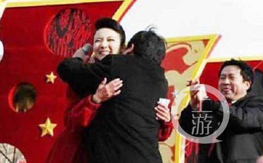 ▲祁玉江在一场活动中“熊抱”央视女主持人。图片来源/视频截图
