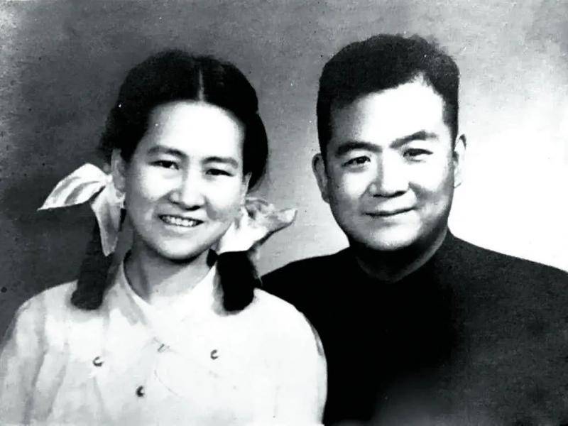  1954年萧乾和文洁若的结婚照。
