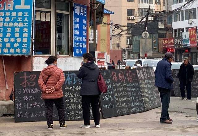 吉林市劳动力市场旧址，招工小黑板前站着等工的女人。现在家政服务成为这些女工工作的主流。新京报记者肖薇薇摄