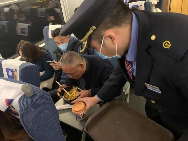 陕西西安客运段列车长帮助独自旅行盲人