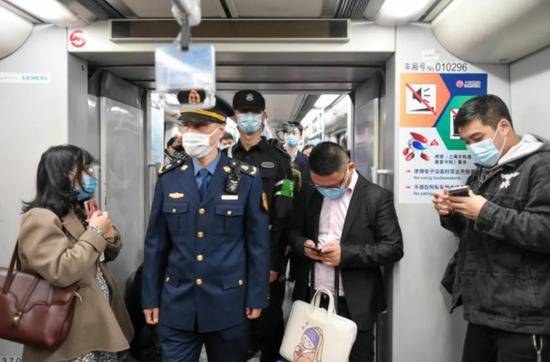 上海地铁“静音车厢”首日多人外放被劝阻！网友担心的事儿，这样做或有解