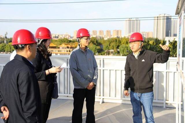 近日，北京市通州区纪委监委干部深入城市副中心重点工程项目开展监督检查。（资料图片）