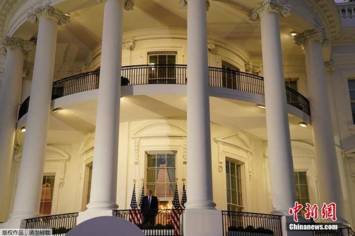 当地时间10月5日，美国总统特朗普离开位于马里兰州的国家军事医疗中心返回白宫。