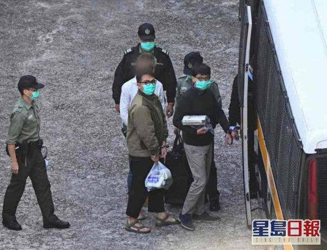 乱港分子黄之锋、周庭被押往法院等候判刑