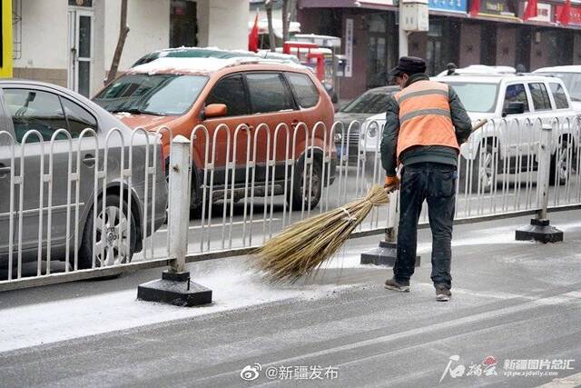 乌鲁木齐市高楼隐现雾雪天