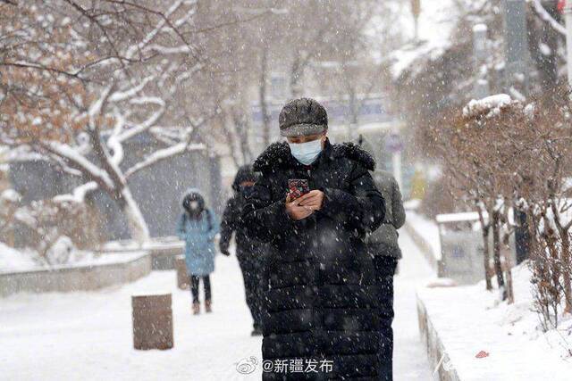 乌鲁木齐市高楼隐现雾雪天