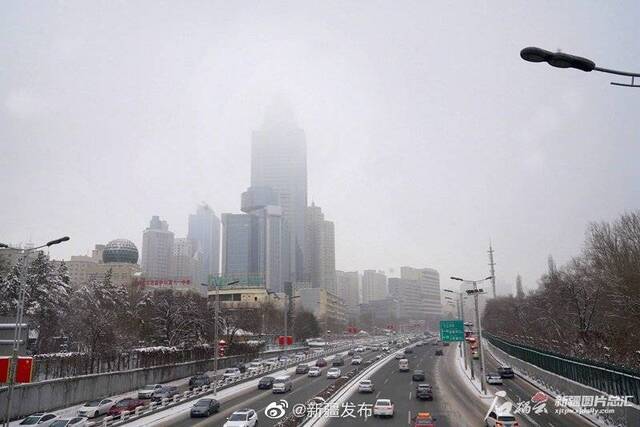 乌鲁木齐市高楼隐现雾雪天