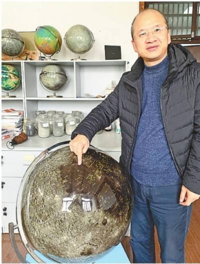 肖龙教授向记者展示着落点月球月海位置。记者杨佳峰摄