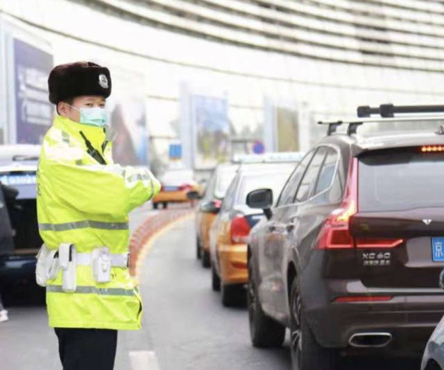 北京警方发布冬季火车站地区道路交通安全出行提示