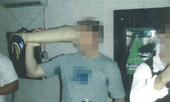 澳军士兵用遇害塔利班士兵假肢作酒杯。图源：英国《卫报》