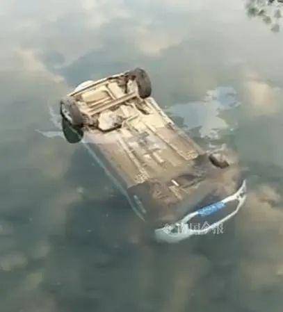 小车四脚朝天坠入河中，广西一司机不幸身亡