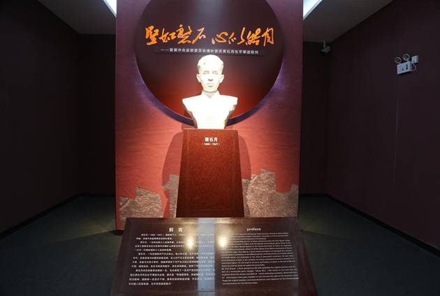 图为萧石月生平事迹陈列室展出的萧石月雕像