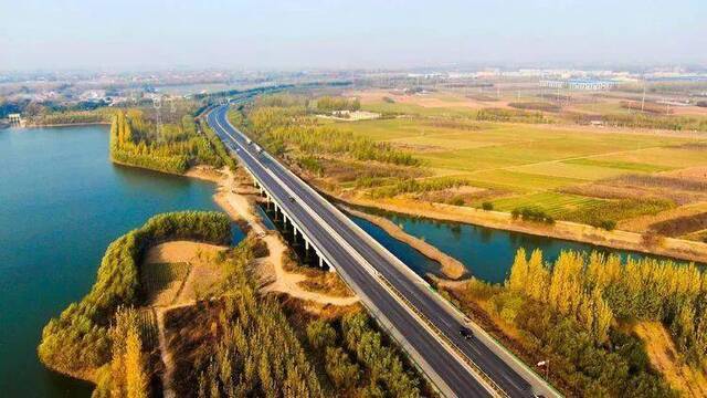 河北大名交通发展迅速 多条公路已成当地风景线