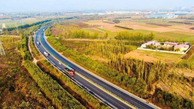 河北大名交通发展迅速 多条公路已成当地风景线