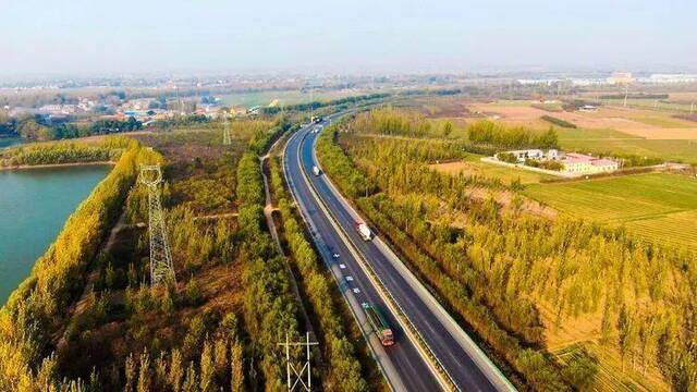 河北大名交通发展迅速 多条公路已成当地风景线