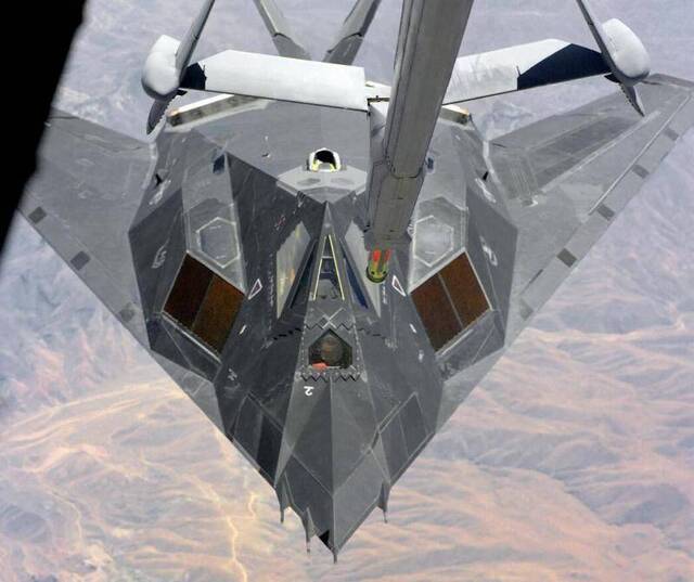 F-117战斗机进行空中加油