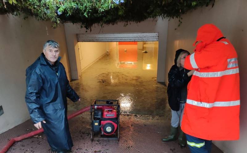 交通中断、房屋积水……希腊扎金索斯岛遭暴雨突袭